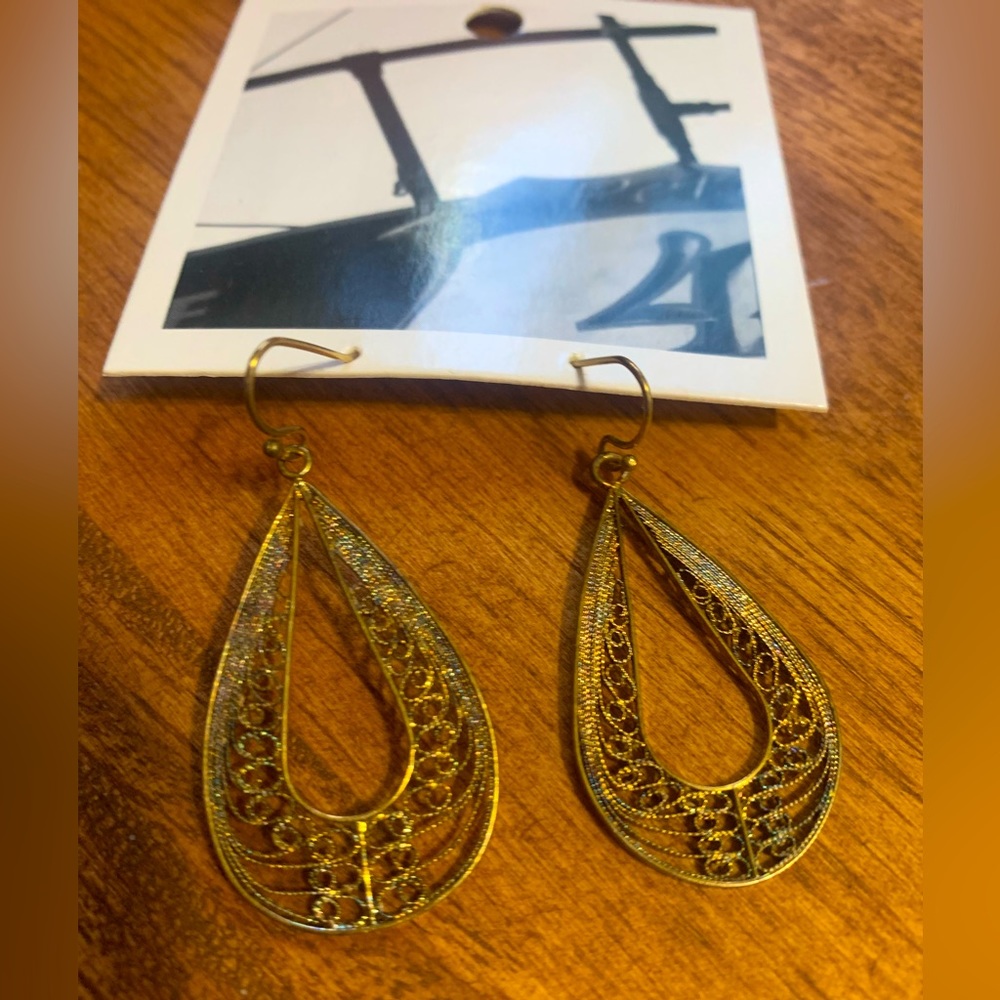 Beautiful Anthropologie brass filigree teardrop earrings. New!